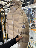 MONCLER MAYA - ΜΠΕΖ ΓΥΑΛΙΣΤΕΡΟ ΜΠΟΥΦΑΝ 2024